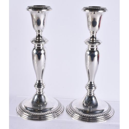 1909 - A PAIR OF SILVER CANDLESTICKS. 878 grams overall. 21 cm high.
