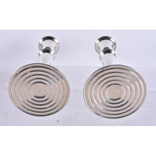 1909 - A PAIR OF SILVER CANDLESTICKS. 878 grams overall. 21 cm high.