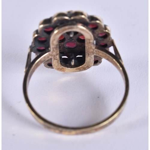 1997 - AN ANTIQUE GARNET RING. S. 4.9 grams.