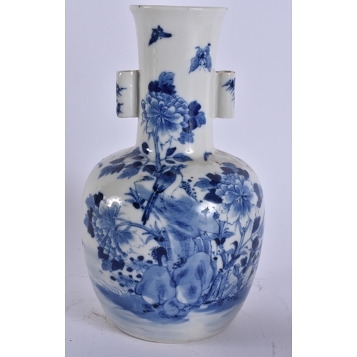 2004 - A 19TH CENTURY CHINESE BLUE AND WHITE PORCELAIN ARROW VASE bearing Kangxi to marks to base. 21 cm hi... 