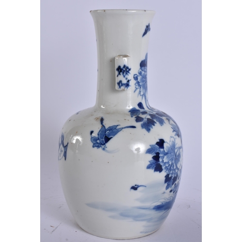 2004 - A 19TH CENTURY CHINESE BLUE AND WHITE PORCELAIN ARROW VASE bearing Kangxi to marks to base. 21 cm hi... 