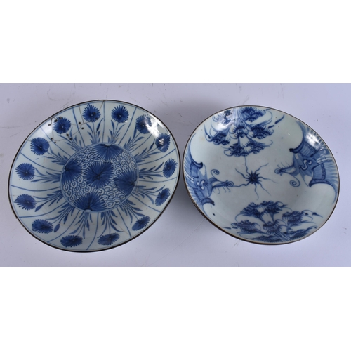 2014 - TWO 18TH CENTURY CHINESE VIETNAMESE BLUE AND WHITE PORCELAIN DISHES. Largest 22 cm wide. (2)
