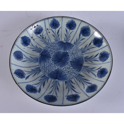 2014 - TWO 18TH CENTURY CHINESE VIETNAMESE BLUE AND WHITE PORCELAIN DISHES. Largest 22 cm wide. (2)