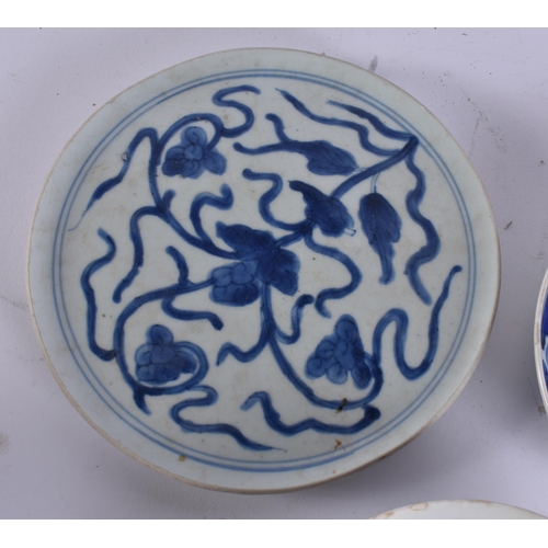 2015 - THREE 18TH CENTURY JAPANESE EDO PERIOD BLUE AND WHITE DISHES. Largest 18 cm wide. (3)