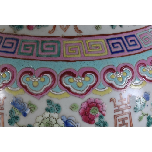 2048 - A LARGE 19TH CENTURY CHINESE CANTON FAMILLE ROSE PORCELAIN VASE Late Qing. 56 cm high.