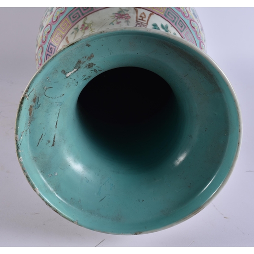 2048 - A LARGE 19TH CENTURY CHINESE CANTON FAMILLE ROSE PORCELAIN VASE Late Qing. 56 cm high.