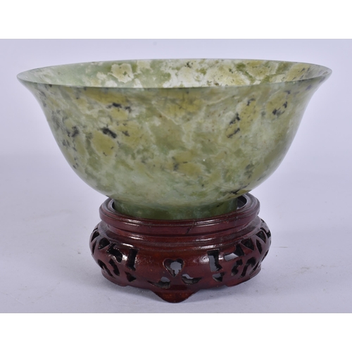 2094 - AN EARLY 20TH CENTURY CHINESE MOSS AGATE BOWL Late Qing/Republic. 14 cm wide.