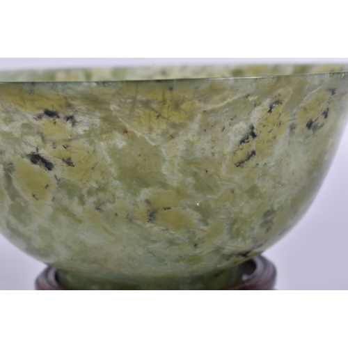 2094 - AN EARLY 20TH CENTURY CHINESE MOSS AGATE BOWL Late Qing/Republic. 14 cm wide.