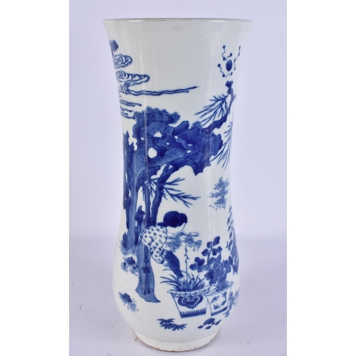 2110 - A LARGE CHINESE BLUE AND WHITE PORCELAIN VASE. 37 cm high.