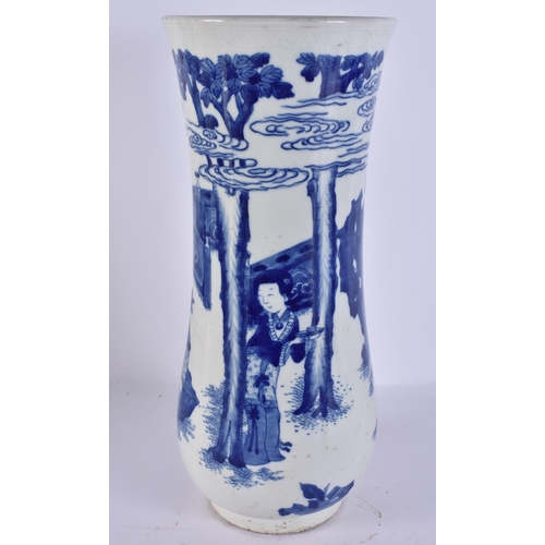 2110 - A LARGE CHINESE BLUE AND WHITE PORCELAIN VASE. 37 cm high.
