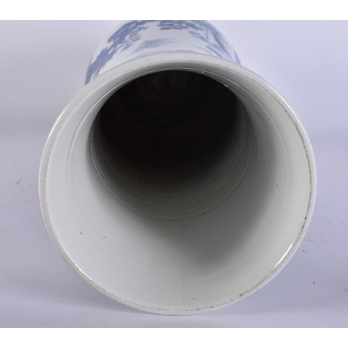 2110 - A LARGE CHINESE BLUE AND WHITE PORCELAIN VASE. 37 cm high.
