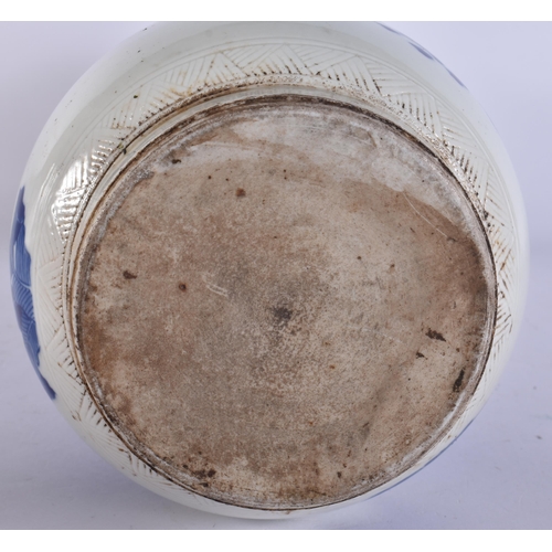 2110 - A LARGE CHINESE BLUE AND WHITE PORCELAIN VASE. 37 cm high.