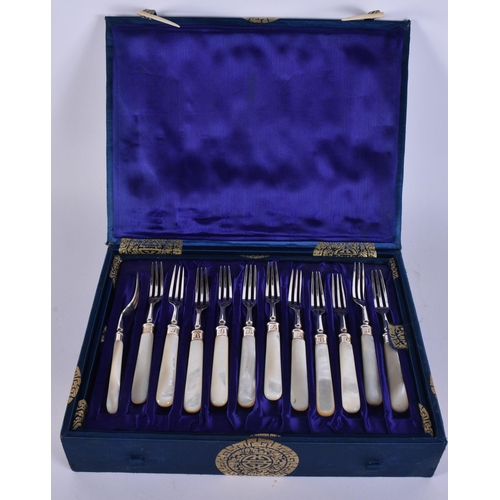 2122 - A CASED SET OF CHINESE SILVER BLADED MOTHER OF PEARL WAIKEE CUTLERY. Each fork 360 grams overall, kn... 