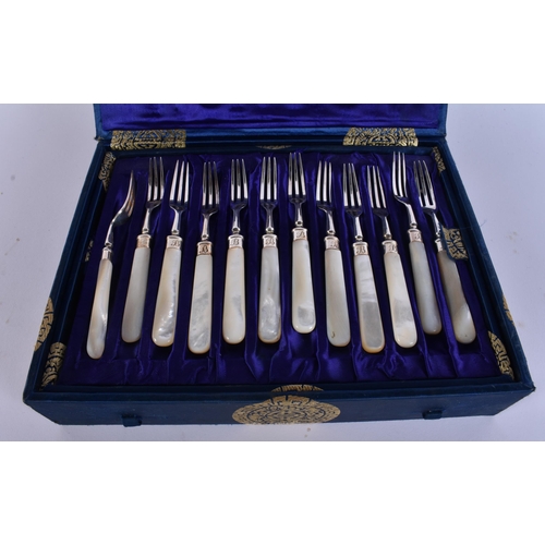 2122 - A CASED SET OF CHINESE SILVER BLADED MOTHER OF PEARL WAIKEE CUTLERY. Each fork 360 grams overall, kn... 