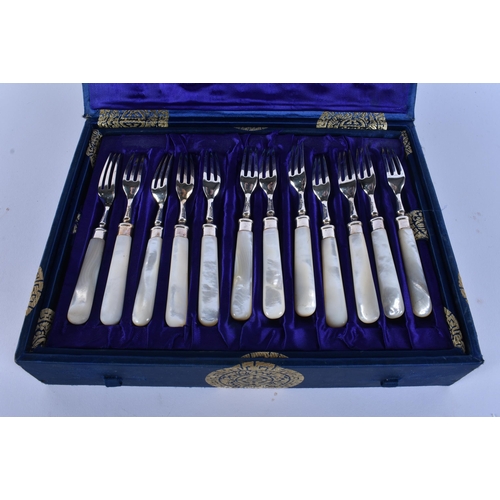 2122 - A CASED SET OF CHINESE SILVER BLADED MOTHER OF PEARL WAIKEE CUTLERY. Each fork 360 grams overall, kn... 