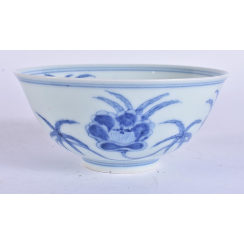 2177 - A CHINESE BLUE AND WHITE PORCELAIN BOWL. 12 cm wide.