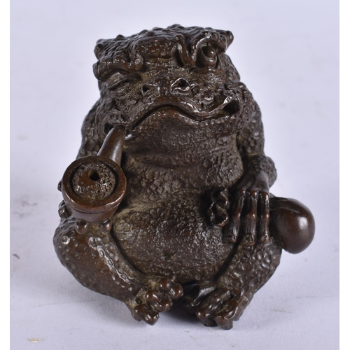 2232 - A JAPANESE BRONZE TOAD. 932 grams. 7 cm x 7.25 cm.