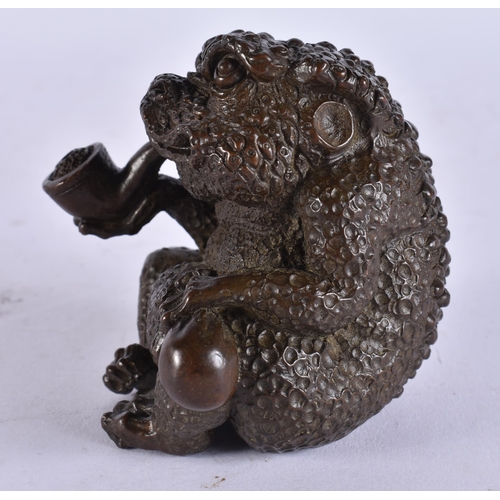 2232 - A JAPANESE BRONZE TOAD. 932 grams. 7 cm x 7.25 cm.