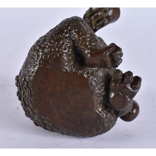 2232 - A JAPANESE BRONZE TOAD. 932 grams. 7 cm x 7.25 cm.