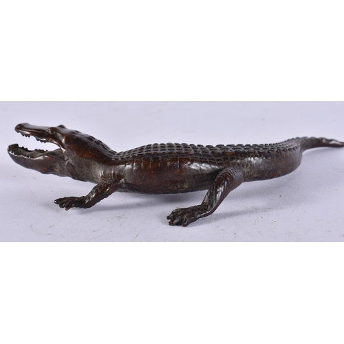 2284 - A JAPANESE BRONZE CROCODILE. 374 grams. 18 cm long.