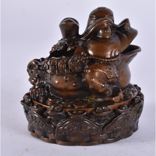 2308 - A JAPANESE BRONZE CENSER AND COVER. 196 grams. 6.25 cm x 6.5 cm.