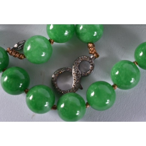 2314 - A CHINESE DIAMOND AND JADEITE NECKLACE. 160 grams. 60 cm long.