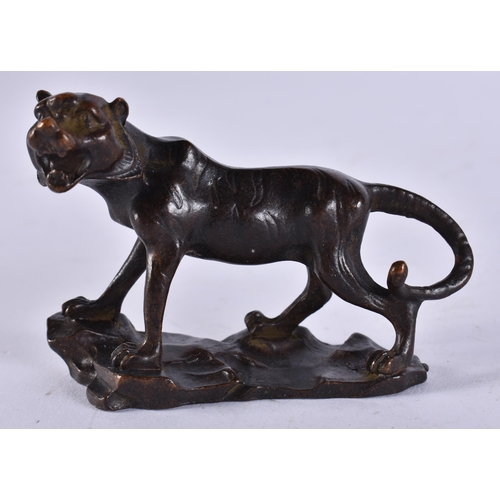 2328 - A JAPANESE BRONZE TIGER. 136.5 grams. 7 cm x 4 cm.