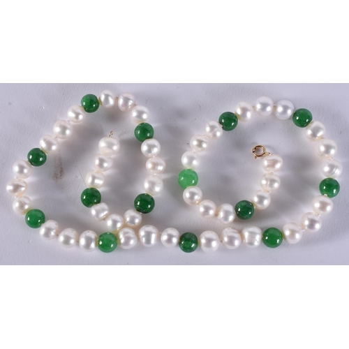 2367 - A CHINESE JADE AND PEARL NECKLACE. 30 grams. 42 cm long.