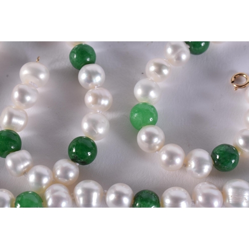 2367 - A CHINESE JADE AND PEARL NECKLACE. 30 grams. 42 cm long.