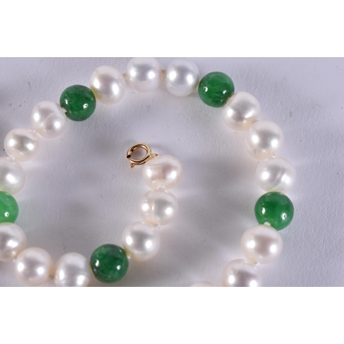 2367 - A CHINESE JADE AND PEARL NECKLACE. 30 grams. 42 cm long.