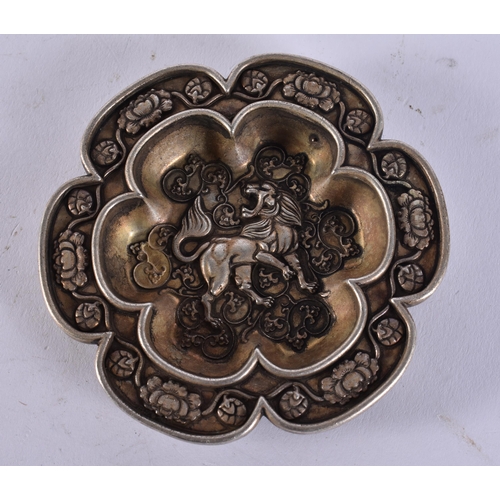 2428 - A CHINESE DISH. 161 grans. 9.5 cm wide.