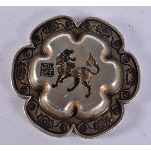 2428 - A CHINESE DISH. 161 grans. 9.5 cm wide.