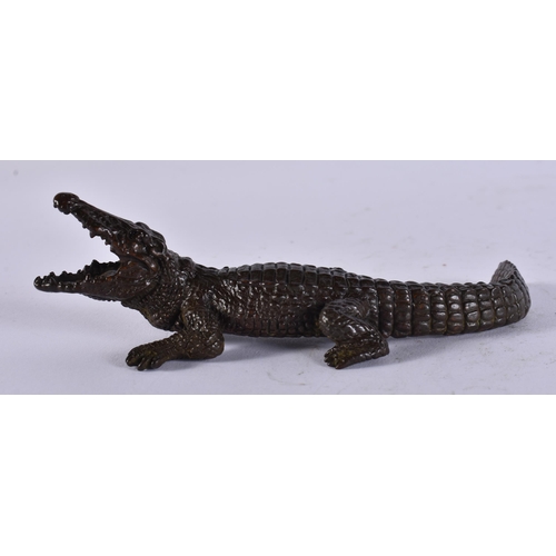 2449 - A JAPANESE BRONZE CROCODILE. 269 grams. 15 cm wide.