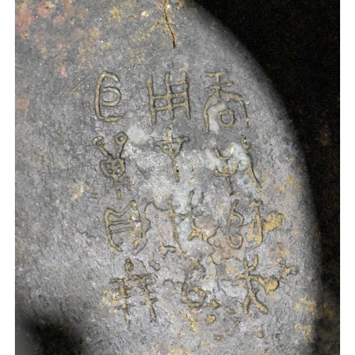 2483 - A RARE CHINESE QING DYNASTY BRONZE SWING HANDLED VESSEL AND COVER. 29 cm high inc handle.