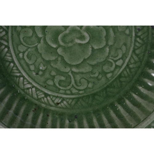 2502 - A 17TH/18TH CENTURY CHINESE LONGQUAN CELADON DISH. 30 cm wide.
