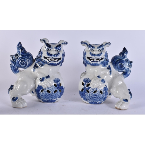 2527 - A PAIR OF EARLY 20TH CENTURY JAPANESE MEIJI PERIOD BLUE AND WHITE BEASTS. 24 cm x 14 cm.