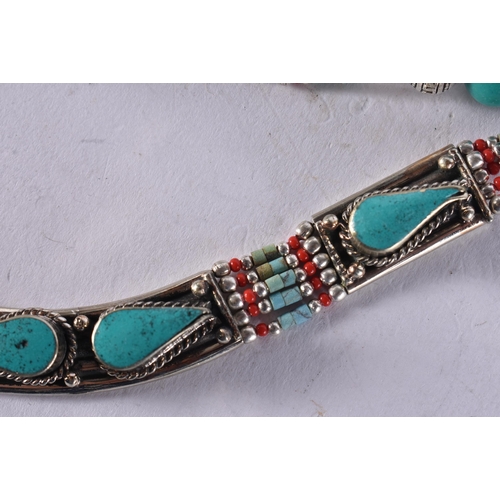 2603 - A TURQUOISE NECKLACE. 123 grams. 44 cm long.