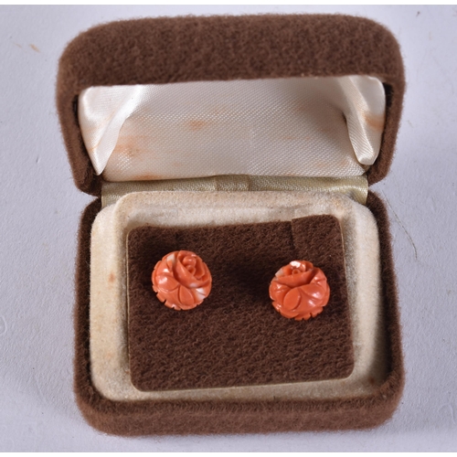 2629 - A PAIR OF GOLD AND CORAL EARRINGS. 2.5 grams. 1 cm wide.