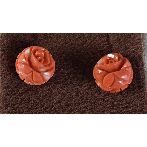 2629 - A PAIR OF GOLD AND CORAL EARRINGS. 2.5 grams. 1 cm wide.
