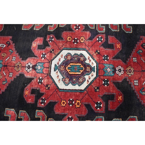3024 - A hand made Iranian Heriz wool rug 208 x 131 cm