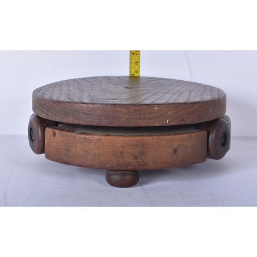 3044 - An early oak lazy susan / cake stand 7.5 x 19.5cm.