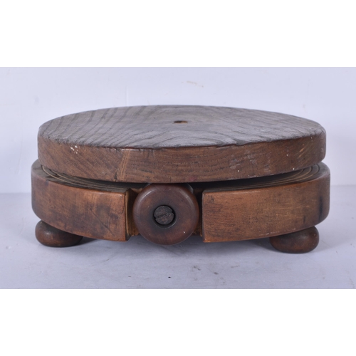 3044 - An early oak lazy susan / cake stand 7.5 x 19.5cm.