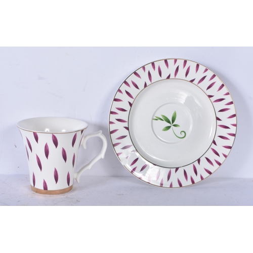 3139 - A miscellaneous collection of Murano Yalos casa plates, glass picture frames and ceramics  etc 28cm ... 