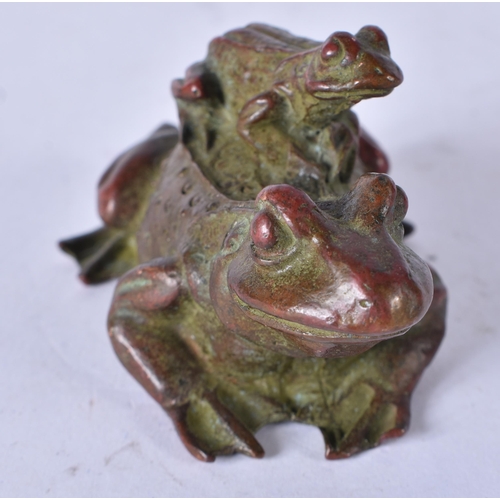 3162 - A Japanese bronze frog  4 x 7.5cm.