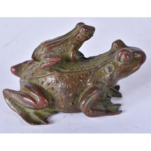 3162 - A Japanese bronze frog  4 x 7.5cm.