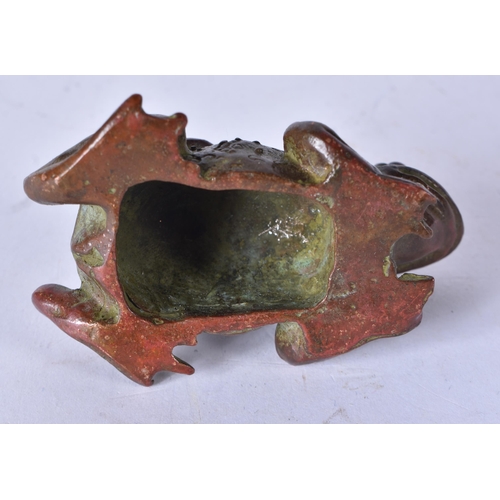 3162 - A Japanese bronze frog  4 x 7.5cm.