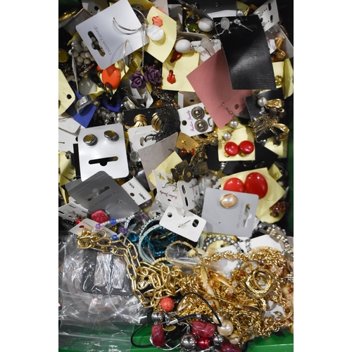 3368 - A collection of costume jewellery (Qty)