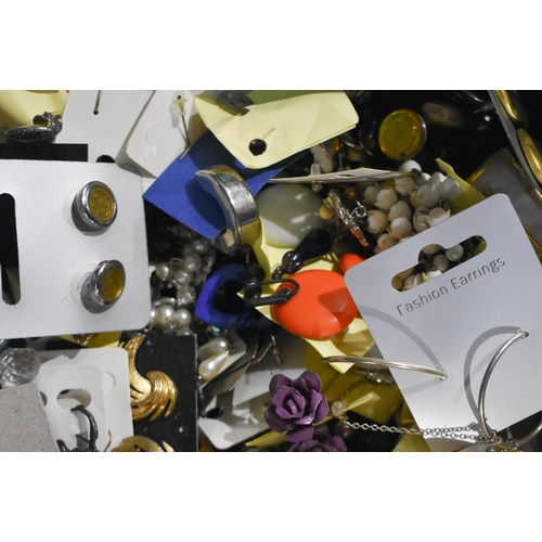 3368 - A collection of costume jewellery (Qty)