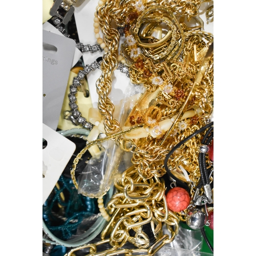 3368 - A collection of costume jewellery (Qty)