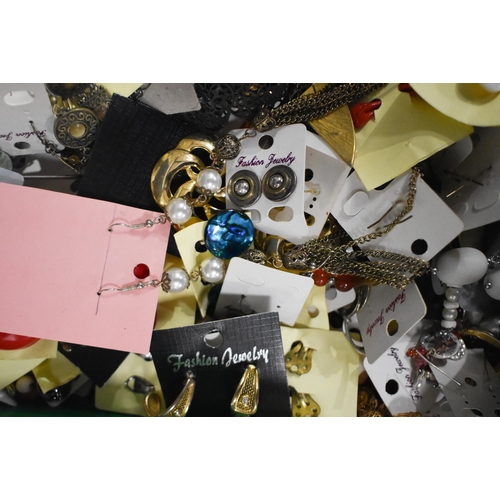 3368 - A collection of costume jewellery (Qty)